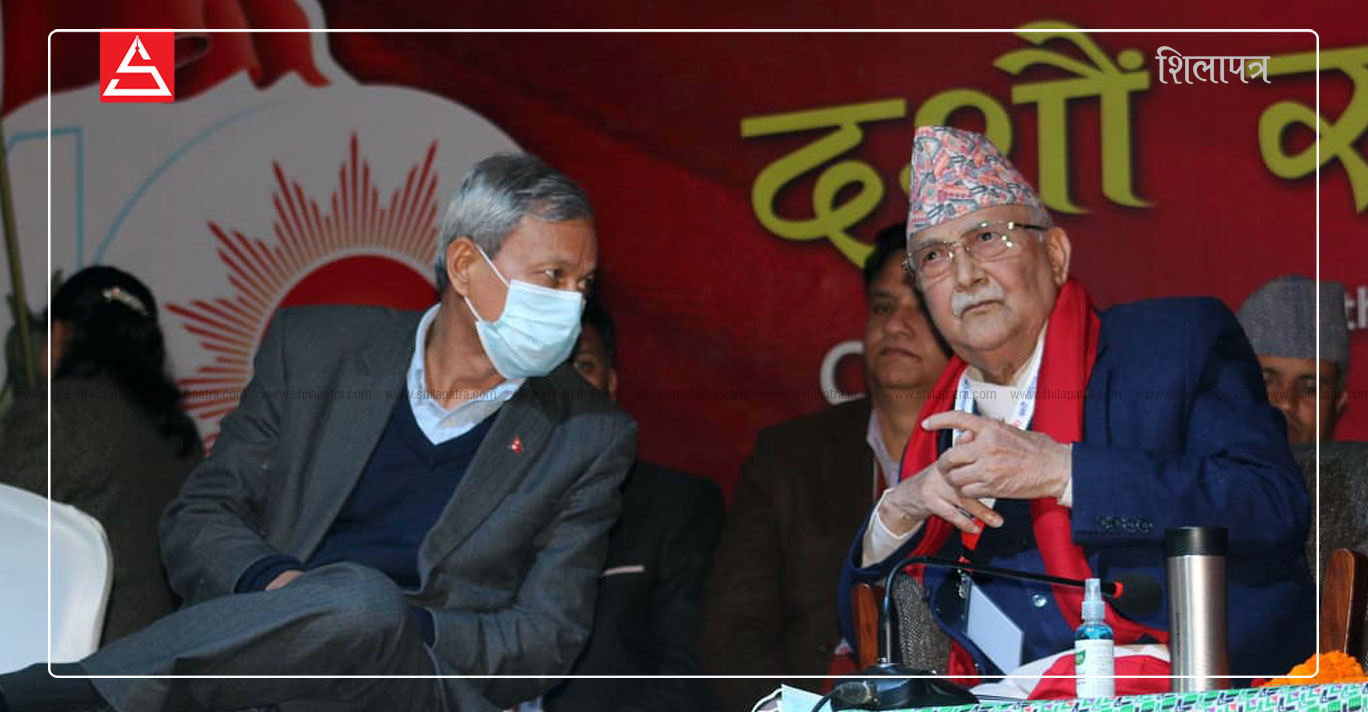 महाधिवेशनको मञ्चमा ओली र रावलको कानेखुसी (तस्वीरहरू)